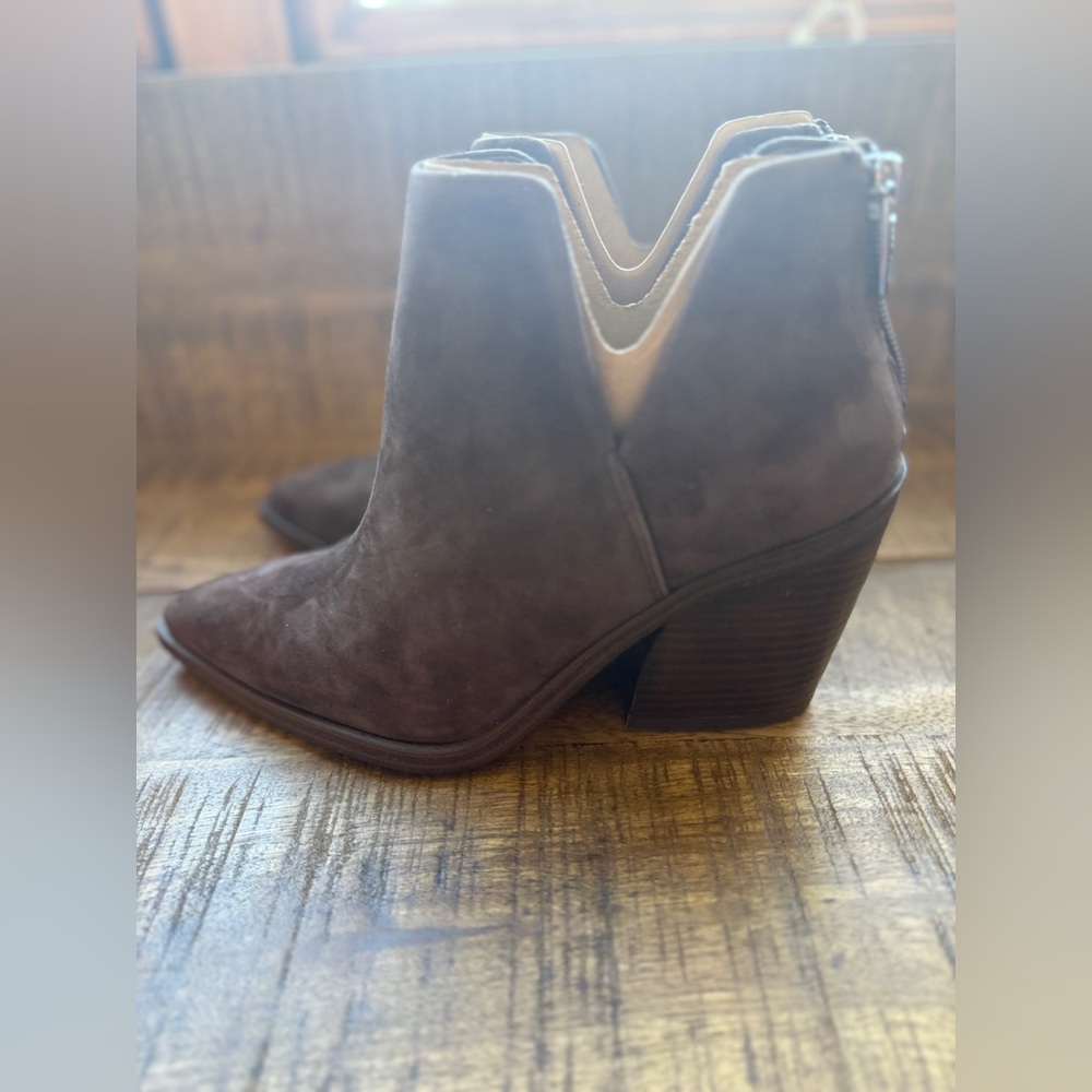 Vince Camuto Gigietta Brown Suede Western Ankle Booties NWOT Size 8 - Picture 3 of 10